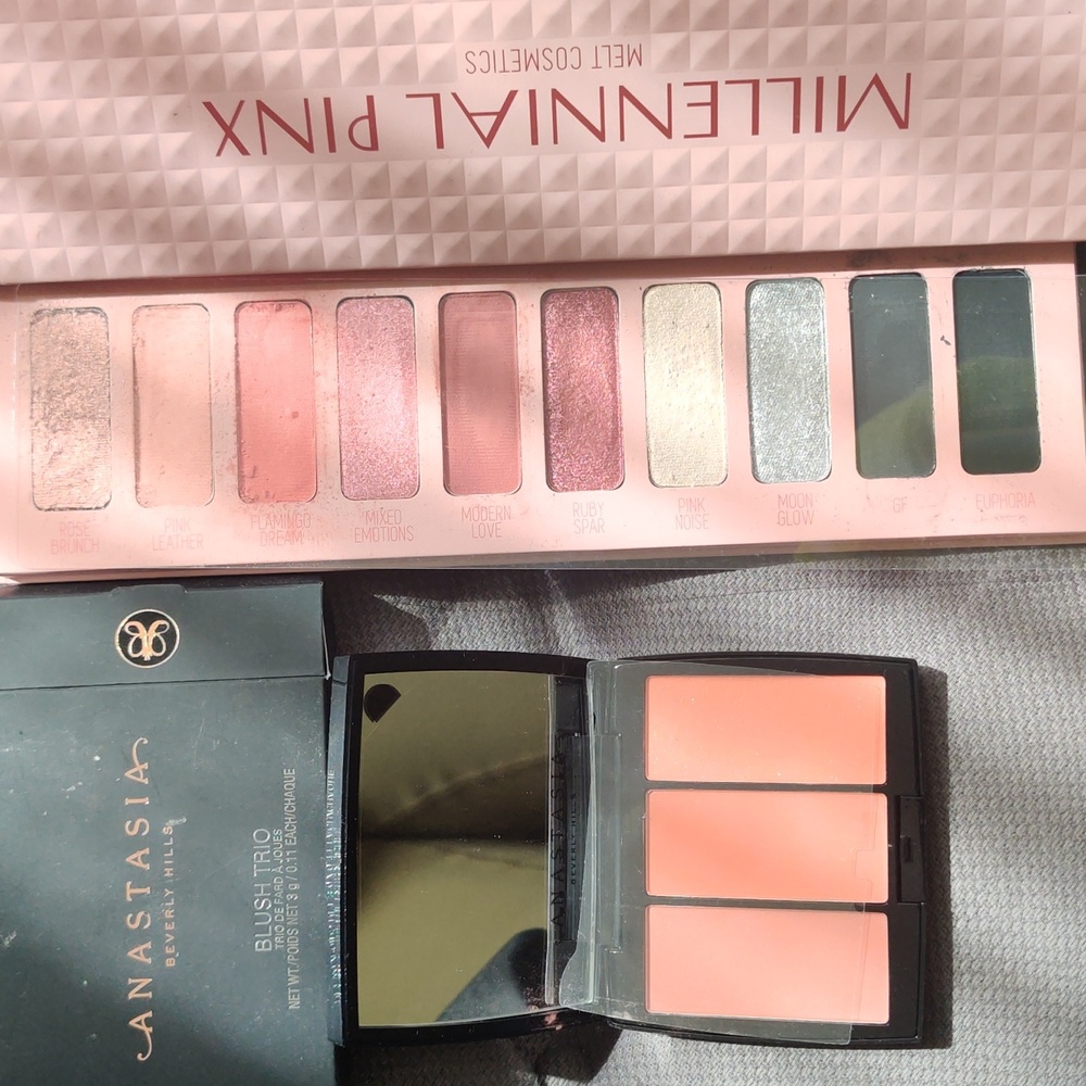 Anastasia Beverly Hills blush in peachy love